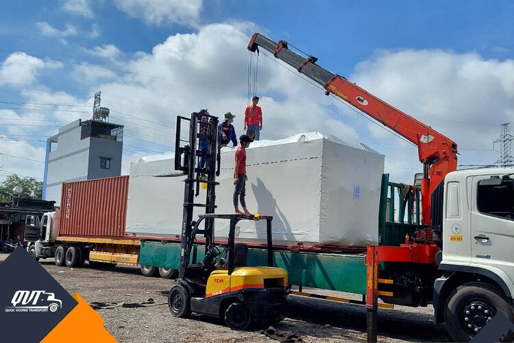 Xe đầu kéo gắn cẩu vận chuyển thùng hàng container từ cảng về TPHCM