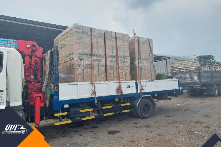 Hàng hoá được cố định an toàn trước khi xe tải vận chuyển hàng