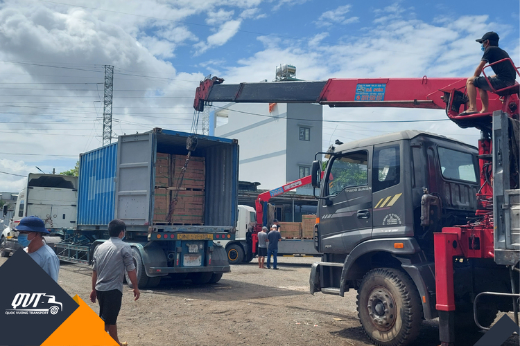 Hình ảnh vận chuyển hàng bằng container tại Quốc Vương Vận Tải